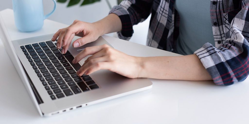 Persona en computadora