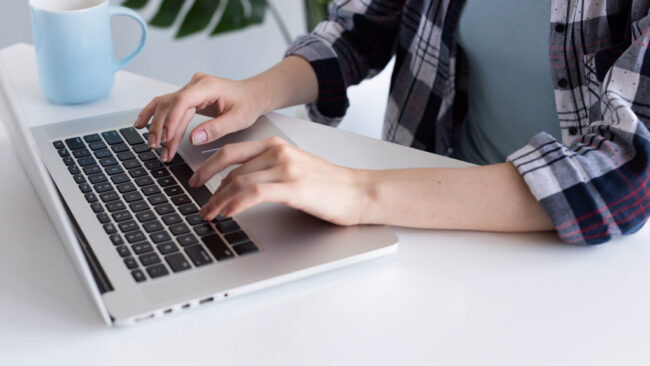 Persona en computadora